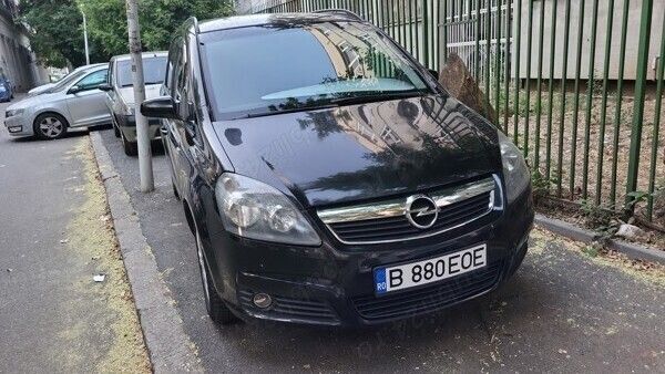 Negru Utilizat 2007 Opel Zafira Monovolum | 2.100 EUR (Preț bun) - Imagine 1/4