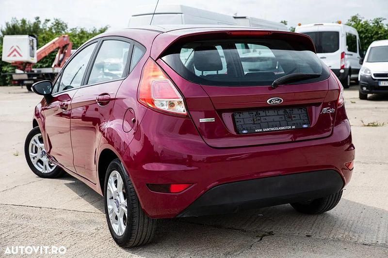 Second-hand Ford Fiesta Trend 100 CP (73 kW) 2013 Culoarerosu