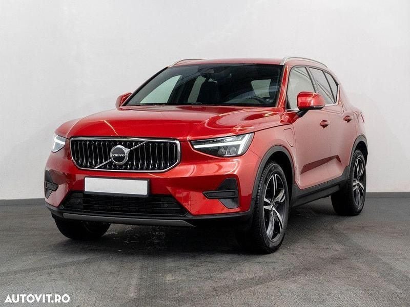 Rosu Utilizat 2023 Volvo XC40 Plus SUV | 45.000 EUR (Puțin scump) - Imagine 1/4