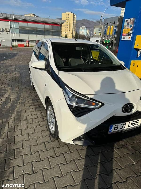 Second-hand Toyota Aygo X-play 72 CP (52 kW) 2021 Culoarealb Hatchback