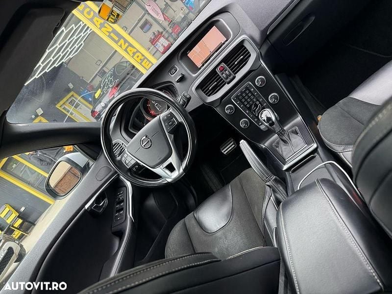Second-hand Volvo V40 R-Design 150 CP (110 kW) 2018 Culoarenegru Hatchback