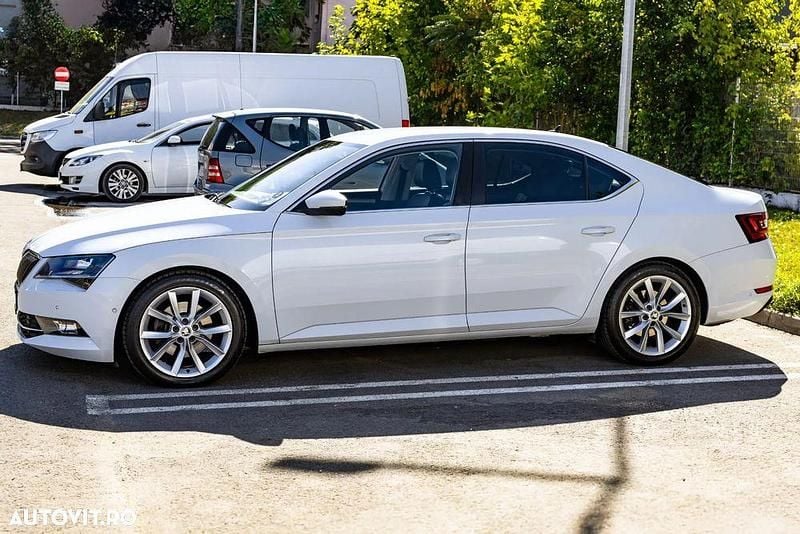 Culoarealb Utilizat 2016 Skoda Superb Berlinǎ | 16.900 EUR (Preț bun) - Imagine 1/4