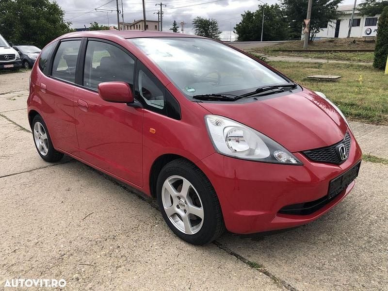 Second-hand Honda Jazz 90 CP (66 kW) 2011 Rosu Hatchback
