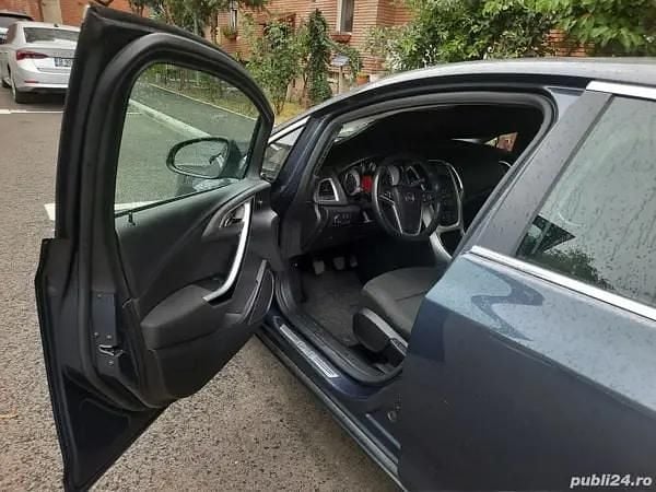 Second-hand Opel Astra Cosmo 125 CP (91 kW) 2010 Albastru Hatchback