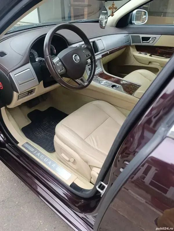 Second-hand Jaguar XF 211 CP (155 kW) 2011 Rosu Berlinǎ