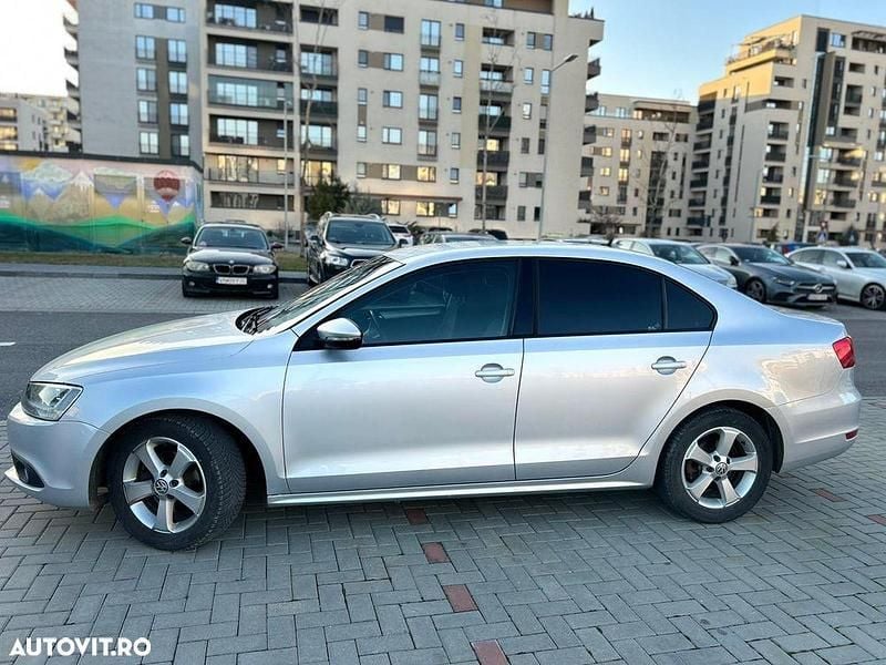 Second-hand VW Jetta 105 CP (77 kW) 2011 Culoaregri Berlinǎ