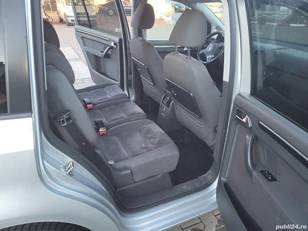 Second-hand VW Touran Highline 105 CP (77 kW) 2011 Argintiu Monovolum