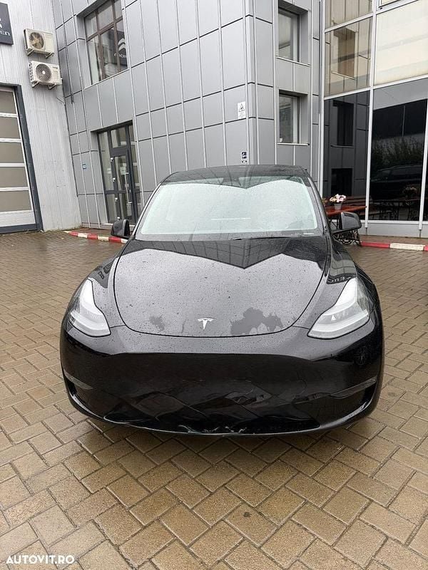 Culoarenegru Utilizat 2023 Tesla Model Y SUV | 37.540 EUR (Preț bun) - Imagine 1/4