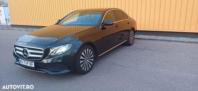 Culoarenegru Utilizat 2018 Mercedes E350 Berlinǎ | 29.490 EUR (Preț OK) - Imagine 1/4