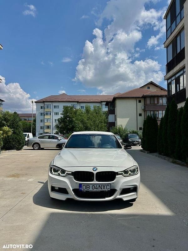 Alb Utilizat 2014 BMW 330 M Sport Berlinǎ | 15.800 EUR - Imagine 1/4