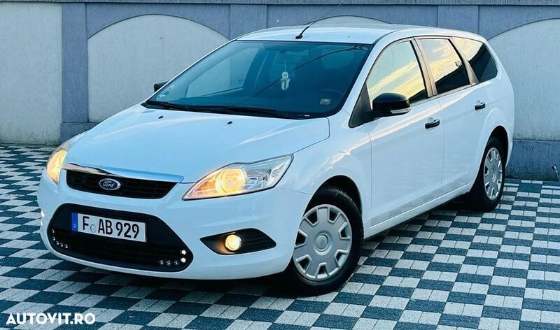 Alb Utilizat 2010 Ford Focus Hatchback | 2.300 EUR (Preț bun) - Imagine 1/4