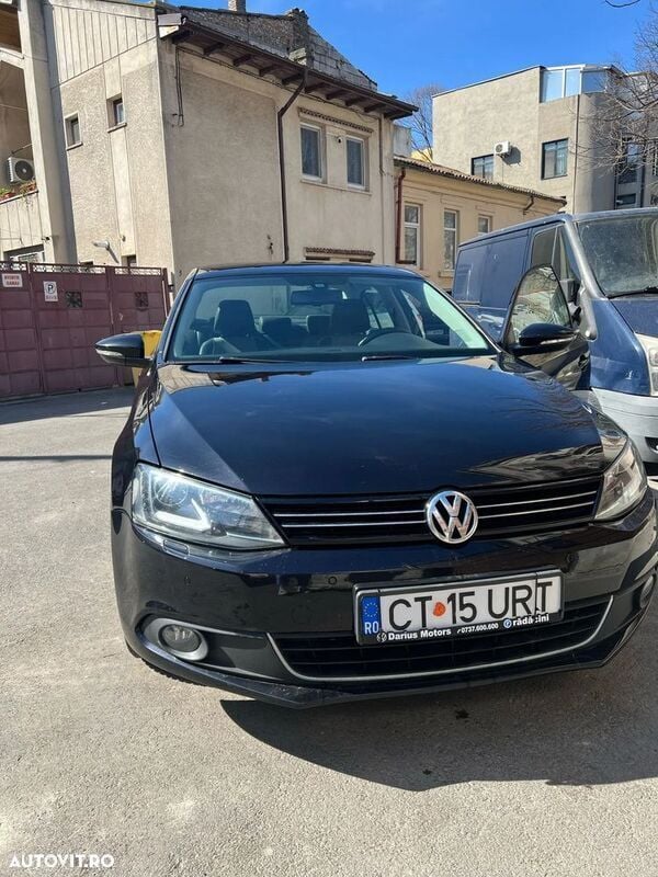 Negru Utilizat 2014 VW Jetta Highline Berlinǎ | 8.000 EUR (Preț OK) - Imagine 1/4