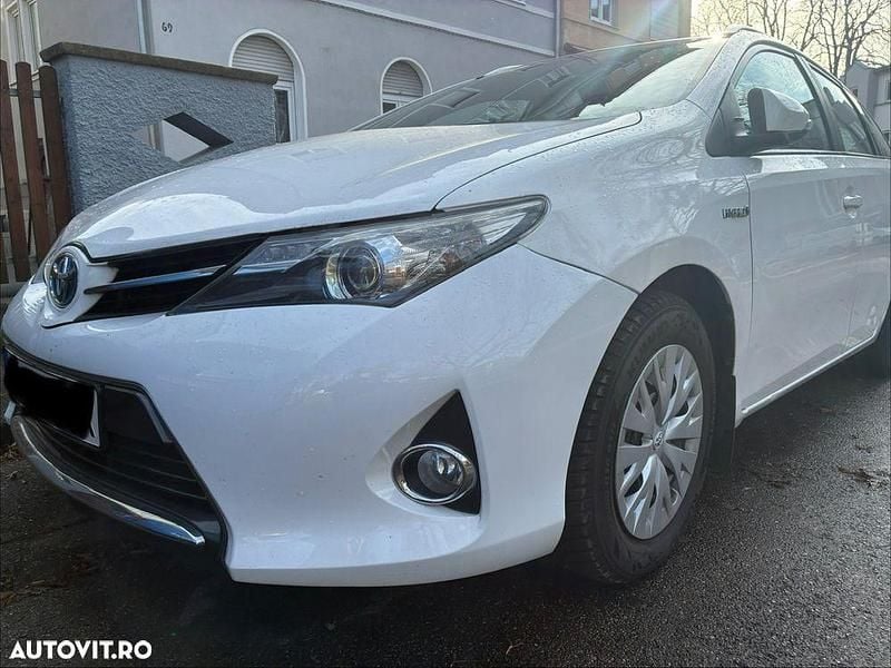Second-hand Toyota Auris Hybrid Luna 99 CP (72 kW) 2014 Culoarealb Break