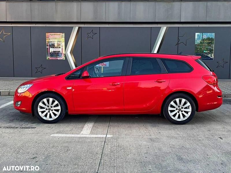 Second-hand Opel Astra Design Edition 125 CP (91 kW) 2011 Culoarerosu Break