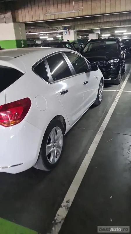 Alb Utilizat 2013 Opel Astra Hatchback | 5.200 EUR (Preț OK) - Imagine 1/4