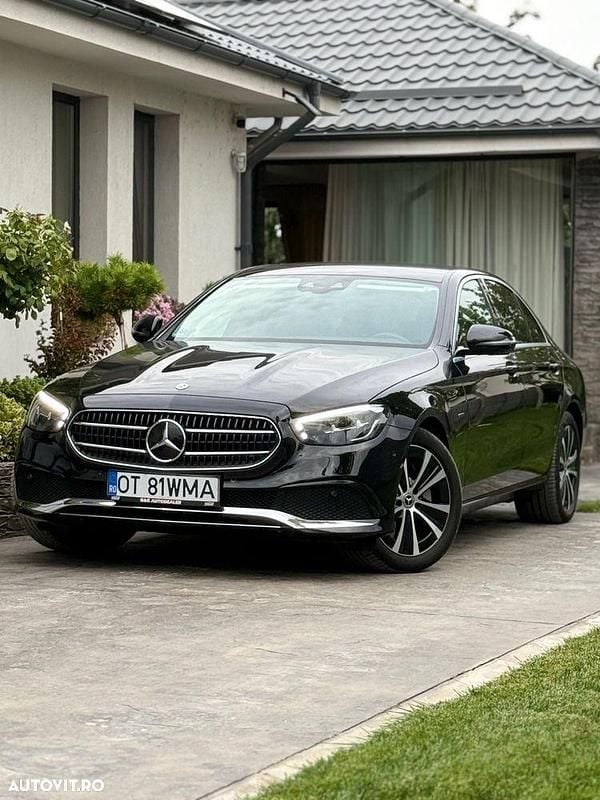 Culoarenegru Utilizat 2021 Mercedes E300 Exclusive Berlinǎ | 35.500 EUR (Super Preț) - Imagine 1/4