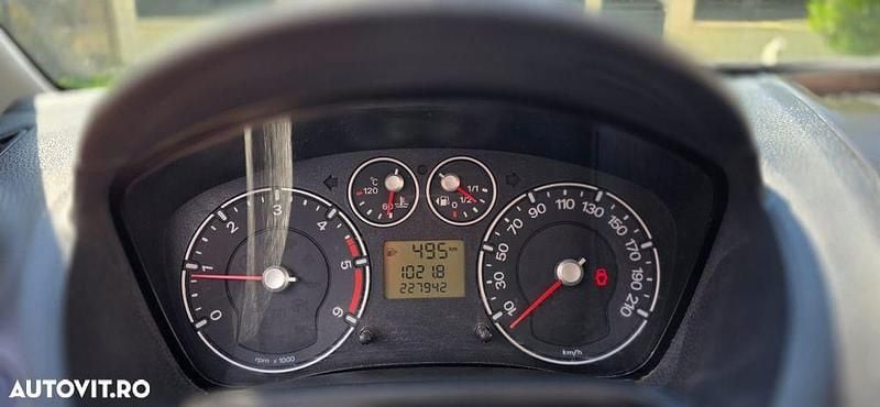 Second-hand Ford Fiesta Ambiente 68 CP (50 kW) 2007 Culoarerosu Hatchback