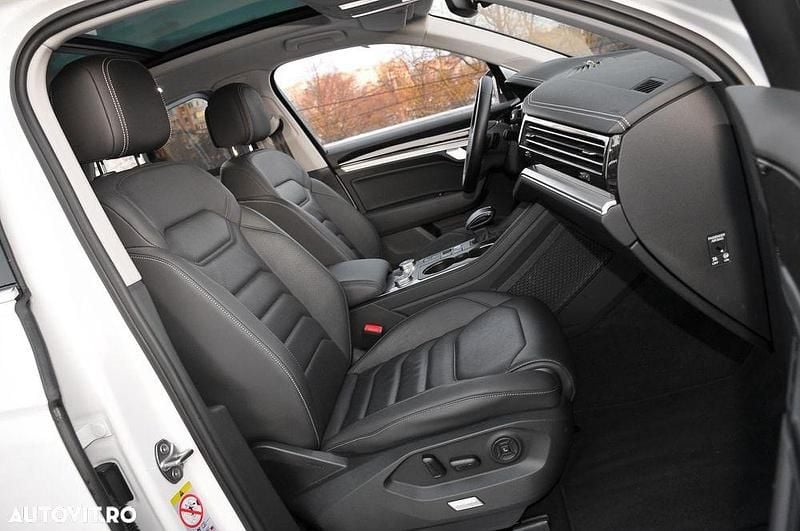 Second-hand VW Touareg Elegance 231 CP (169 kW) 2022 Culoarealb SUV