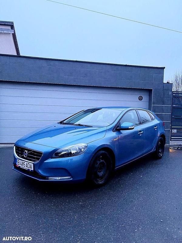 Culoarealbastru Second-hand 2014 Volvo V40 Kinetic Hatchback | 7.200 EUR (Preț bun) - Imagine 1/4