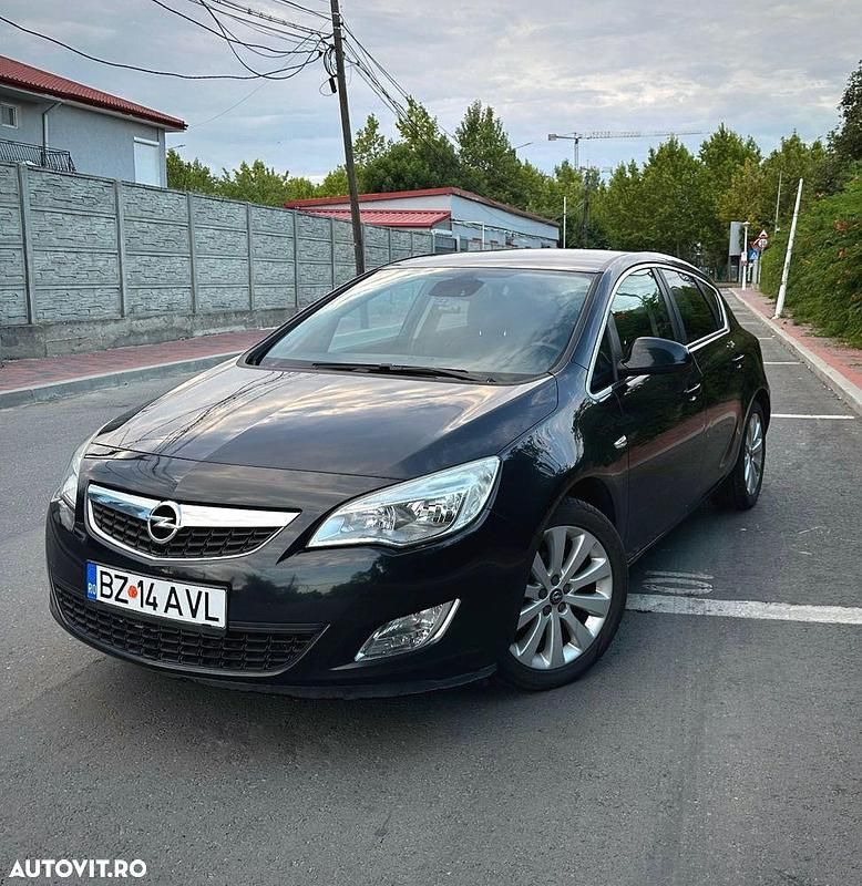 Negru Utilizat 2012 Opel Astra GTC Hatchback | 4.400 EUR - Imagine 1/4