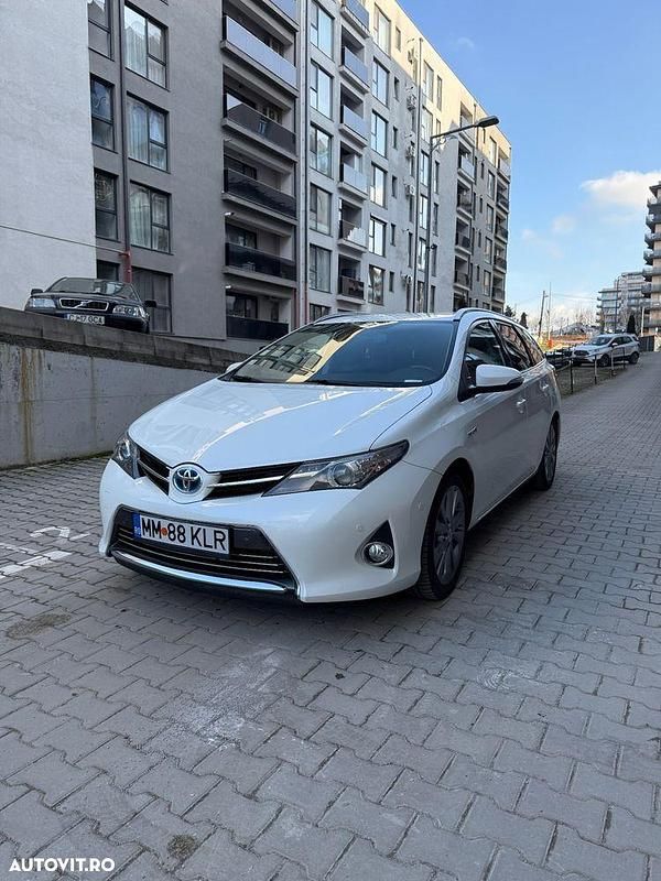 Second-hand Toyota Auris Hybrid Luna 99 CP (72 kW) 2014 Culoarealb Break