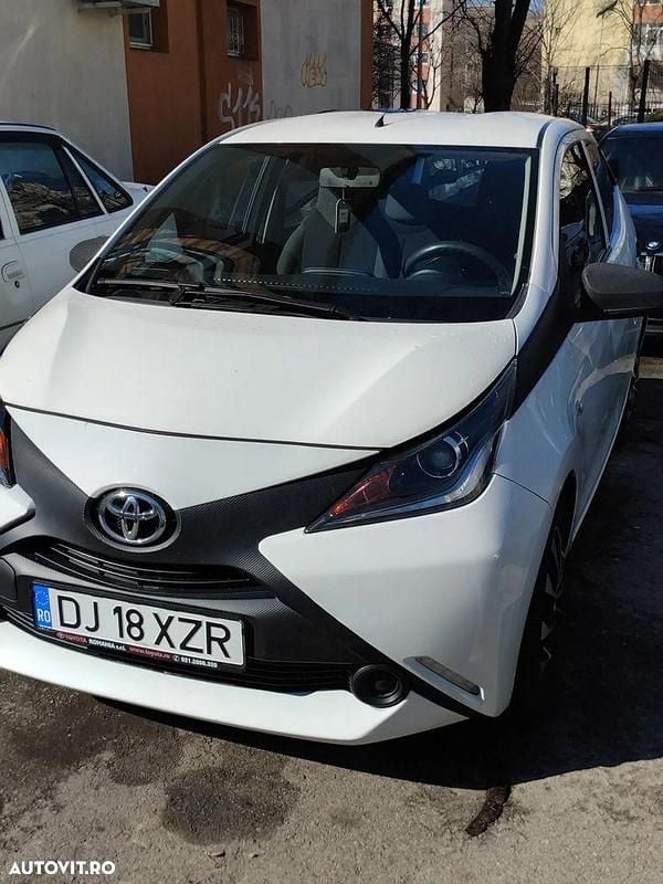 Second-hand Toyota Aygo Play 69 CP (50 kW) 2017 Culoarealb Hatchback