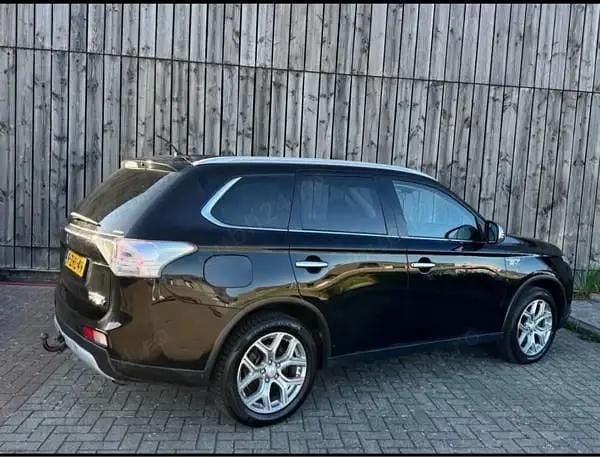Second-hand Mitsubishi Outlander P-HEV 207 CP (152 kW) 2015 Negru SUV
