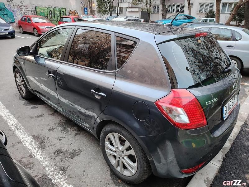 Second-hand Kia Ceed 90 CP (66 kW) 2011 Gri Hatchback