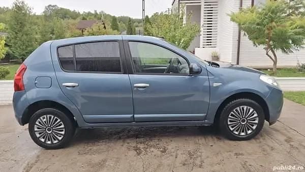 Utilizat 2009 Dacia Sandero Lauréate Hatchback | 2.199 EUR (Preț bun) - Imagine 1/4
