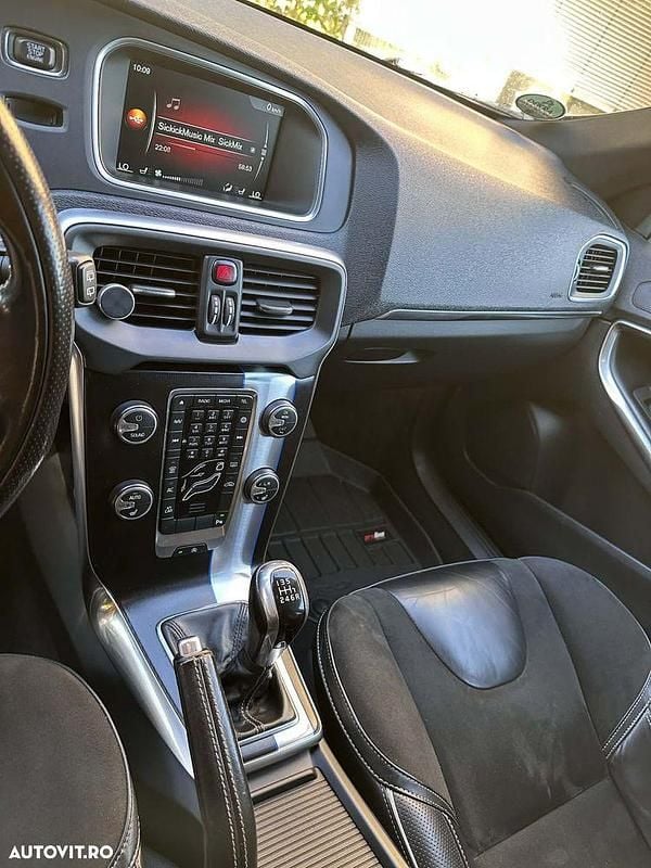 Second-hand Volvo V40 Summum 120 CP (88 kW) 2015 Culoarealbastru Hatchback