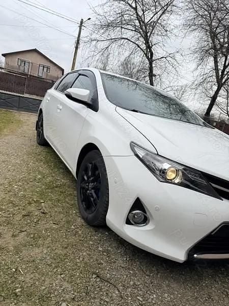 Second-hand Toyota Auris 90 CP (66 kW) 2013 Alb Hatchback
