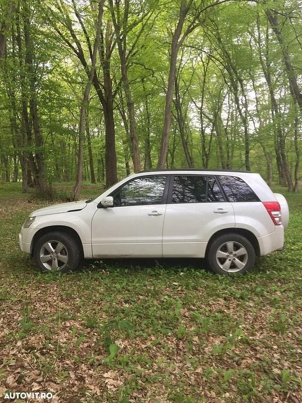 Culoarealb Utilizat 2012 Suzuki Grand Vitara Comfort+ SUV | 7.800 EUR - Imagine 1/4