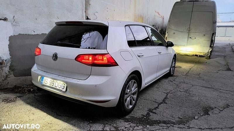 Second-hand VW Golf VII Trendline 110 CP (80 kW) 2017 Culoarealb Hatchback