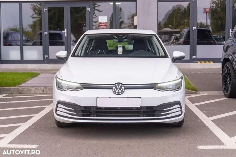 Second-hand VW Golf VIII Life 110 CP (80 kW) 2023 Culoarealb Hatchback