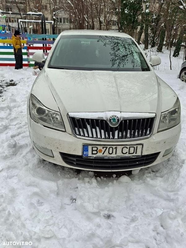 Culoarealb Second-hand 2012 Skoda Octavia Drive Berlinǎ | 4.200 EUR (Preț bun) - Imagine 1/3