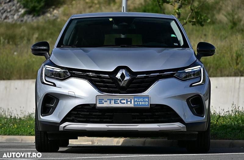 Second-hand Renault Captur Techno 160 CP (117 kW) 2022 Culoareargint SUV
