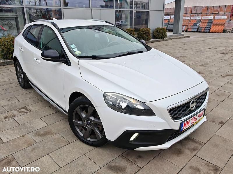 Second-hand Volvo V40 Summum 150 CP (110 kW) 2014 Culoarealb Hatchback