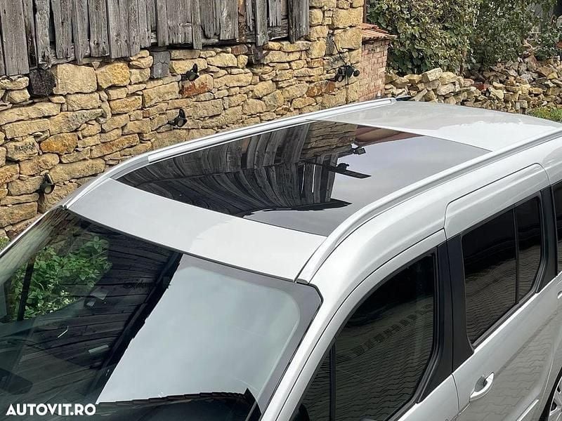 Second-hand Ford Tourneo Connect Titanium 120 CP (88 kW) 2015 Culoareargint Monovolum