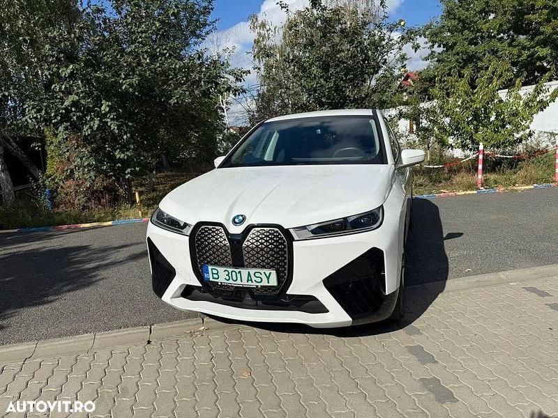 Culoarealb Second-hand 2022 BMW iX Comfort Edition SUV | 49.990 EUR (Preț bun) - Imagine 1/4