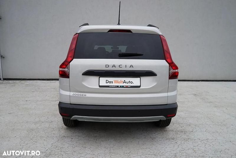 Second-hand Dacia Jogger Essentiel 110 CP (80 kW) 2022 Culoareargint Monovolum