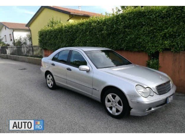 Argintiu Utilizat 2004 Mercedes C220 | 3.000 EUR (Preț OK) - Imagine 1/3