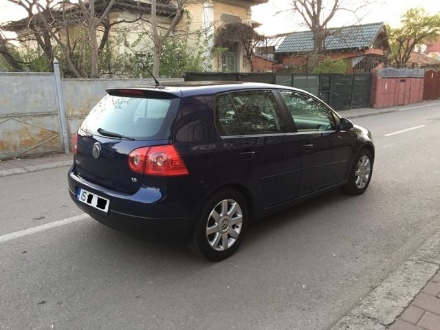 Second-hand VW Golf V 102 CP (75 kW) 2007 Albastru Berlinǎ