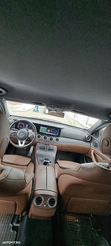 Culoarenegru Utilizat 2018 Mercedes E220 Avantgarde Berlinǎ | 19.999 EUR (Preț OK) - Imagine 1/4