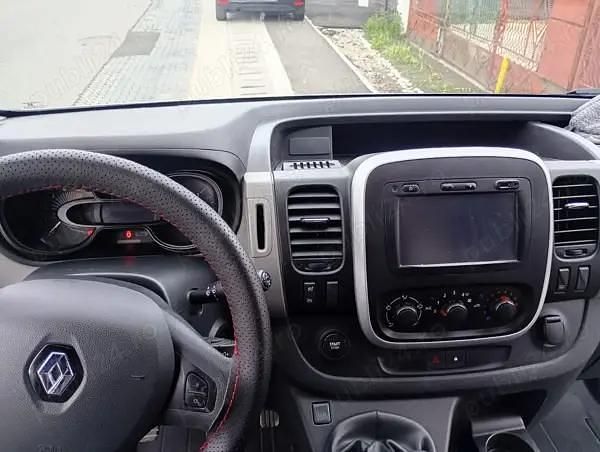 Second-hand Renault Trafic 90 CP (66 kW) 2015 Alb Monovolum