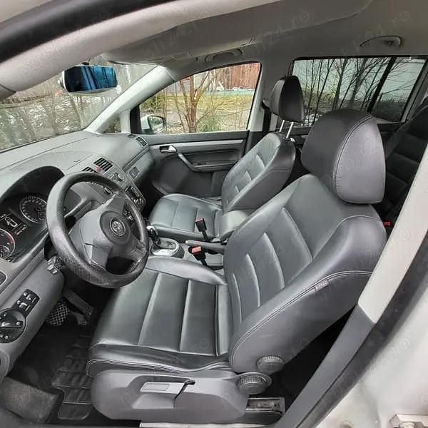 Second-hand VW Touran 105 CP (77 kW) 2011 Alb Monovolum