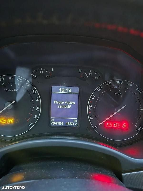 Rosu Utilizat 2004 Skoda Octavia Classic Berlinǎ | 2.500 EUR (Preț OK) - Imagine 1/4