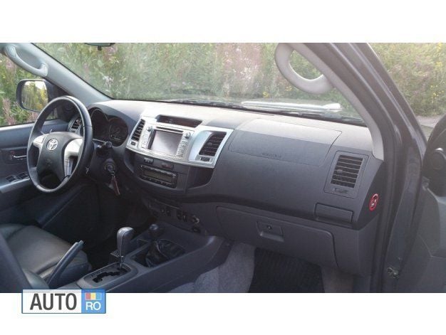 Second-hand Toyota HiLux 171 CP (125 kW) 2014 Rosu Pickup