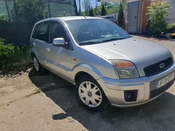 Gri Utilizat 2011 Ford Fusion Hatchback | 3.350 EUR (Preț OK) - Imagine 1/4