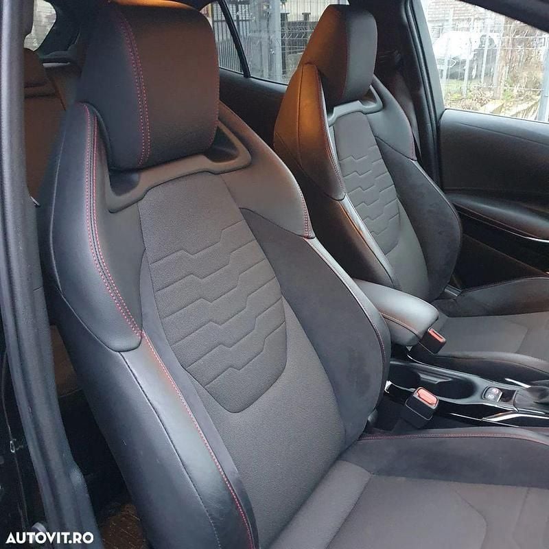 Second-hand Toyota Corolla 122 CP (89 kW) 2021 Culoarenegru Hatchback