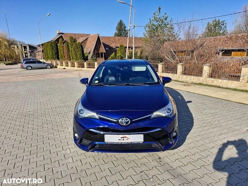 Second-hand Toyota Avensis Executive 143 CP (105 kW) 2016 Culoarealbastru Berlinǎ